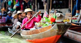 Marche flottant thai bateau