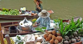 Marche flottant thai bateau