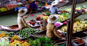 Marche flottant thai bateau