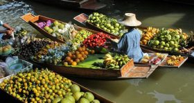 Marche flottant thai bateau